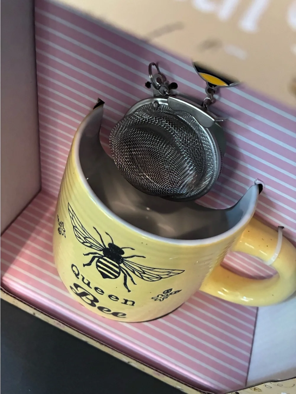 Queen Bee mug & tea infuser set